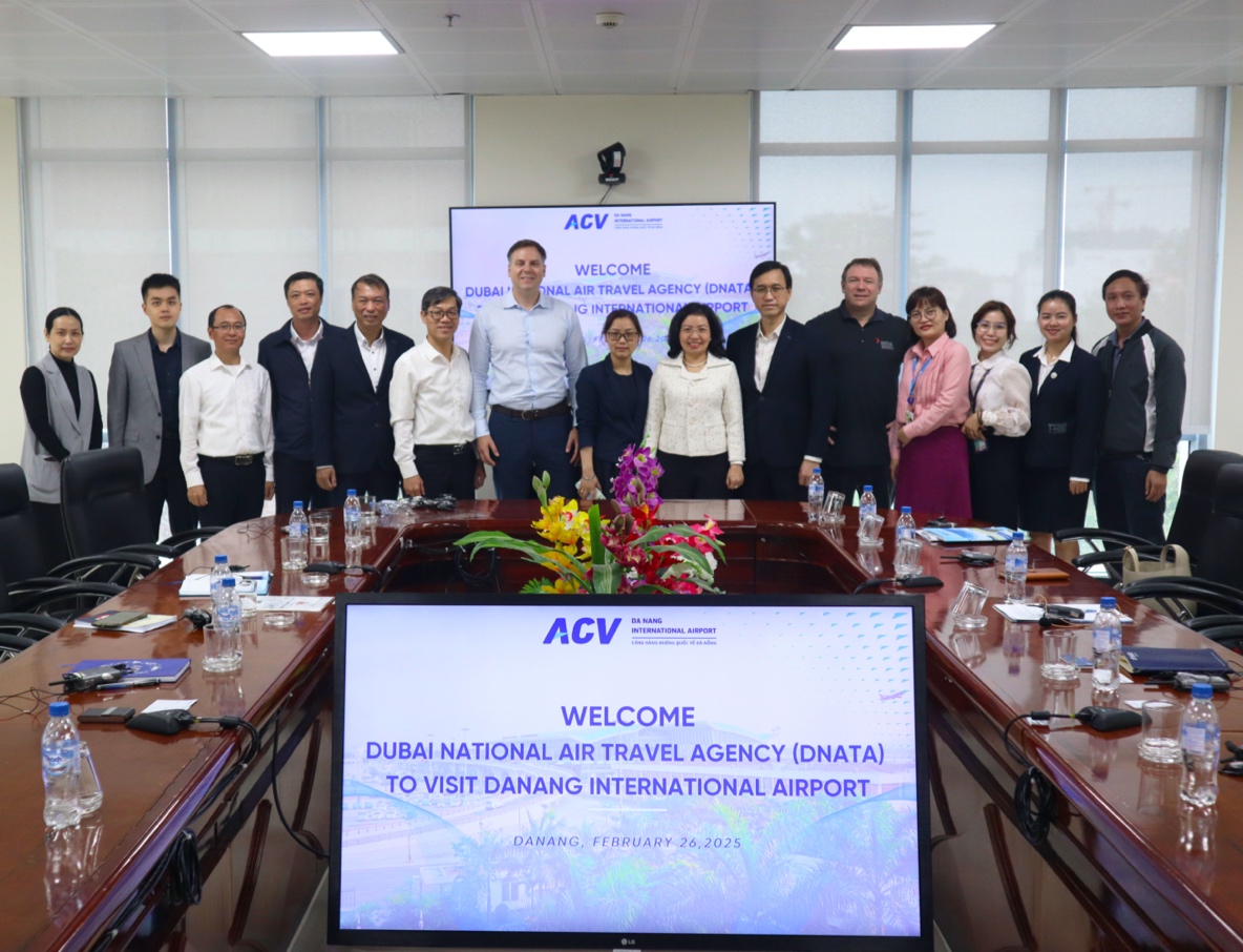 The delegation of the Dubai National Air Travel Agency (DNATA) poses for a souvenir photo with leaders of Da Nang International Airport and the Da Nang Department of Industry and Trade. Photo: GIA PHUC