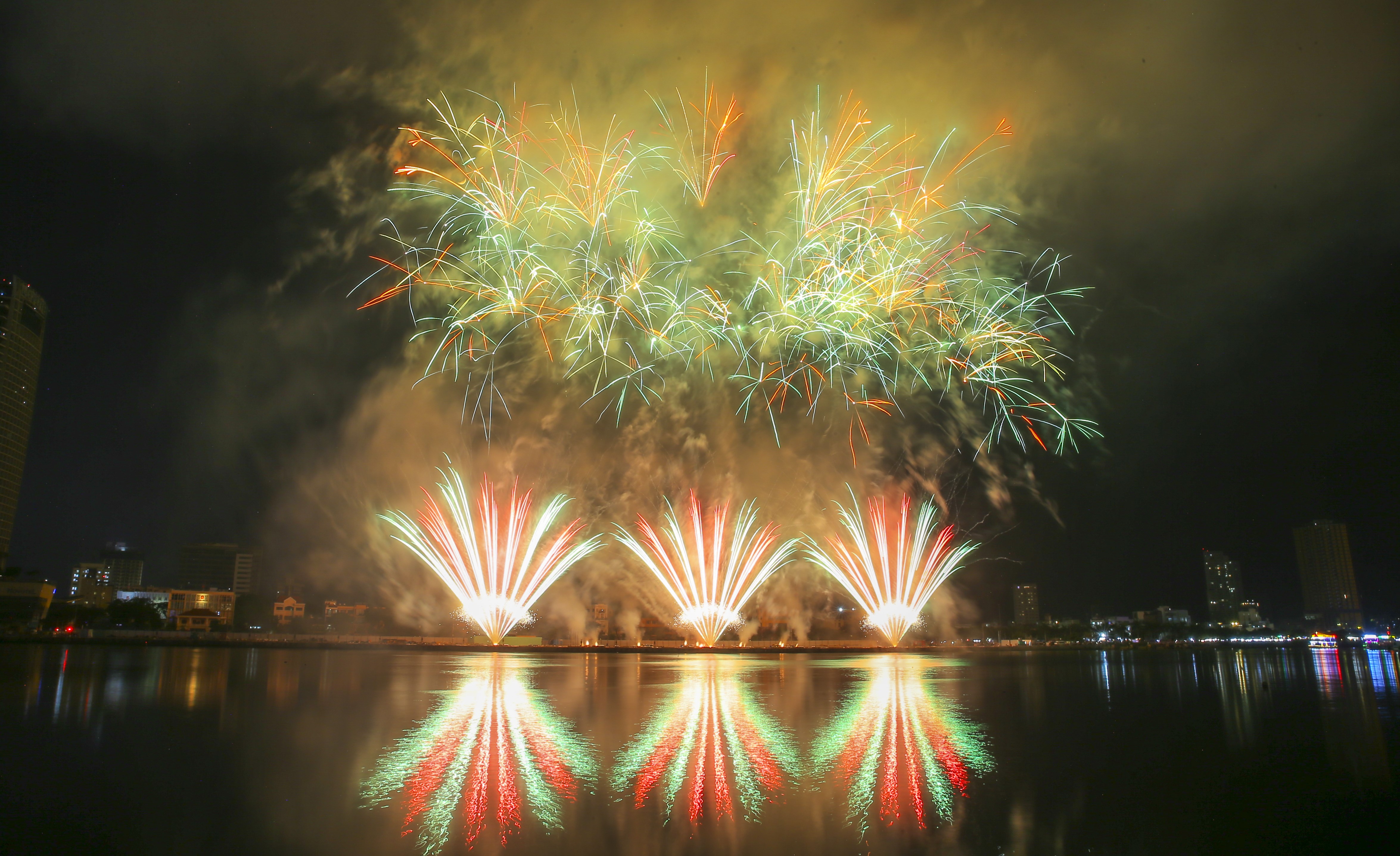 DIFF 2025 will feature many new fireworks teams, promising many surprises and attractions. IN PHOTO: Fireworks display at DIFF 2024. Photo: SONG KHUE