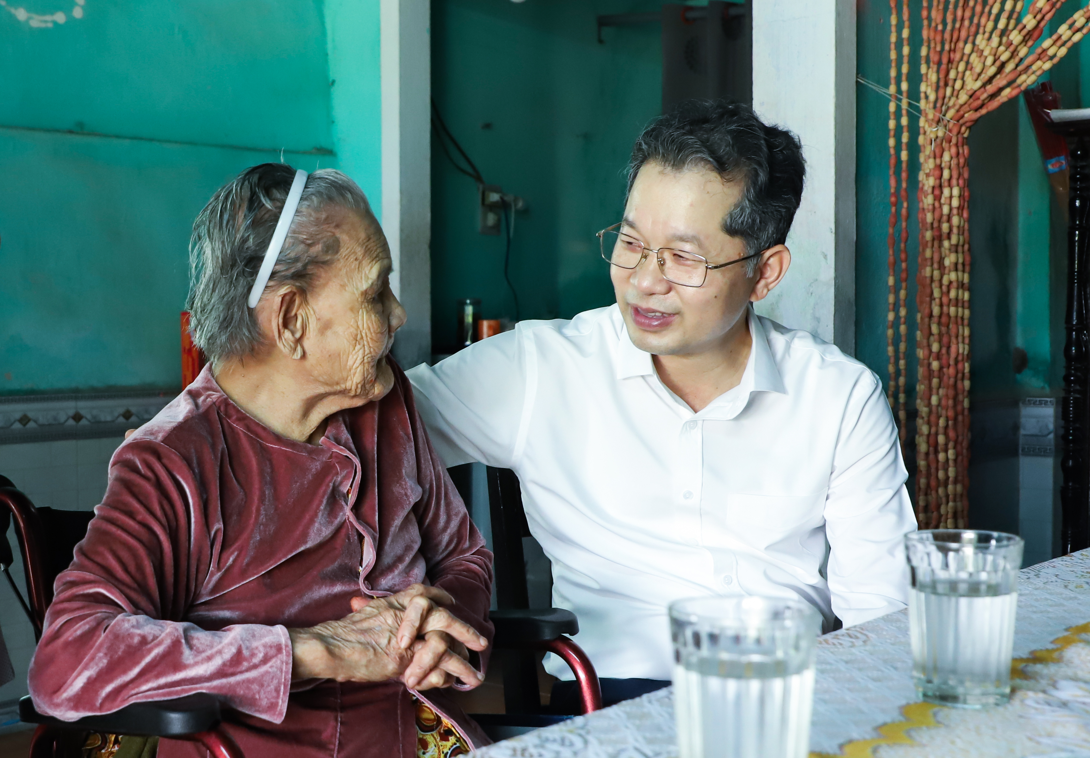 Bí thư Thành ủy Nguyễn Văn Quảng (bên phải) thăm hỏi, động viên Bà mẹ Việt Nam anh hùng Phạm Thị Thìn, xã Hòa Khương, huyện Hòa Vang. Ảnh NGỌC PHÚ