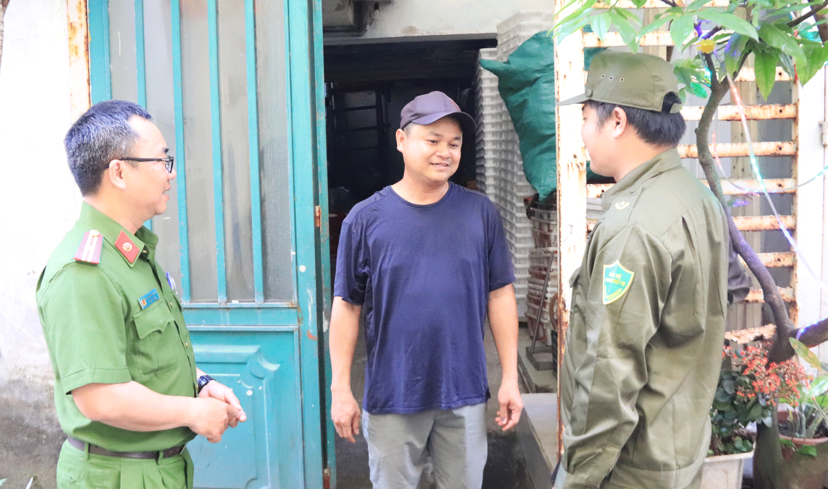 Công an phường Thuận Phước (quận Hải Châu) và lực lượng an ninh cơ sở nắm bắt tình hình khu dân cư. Ảnh: ĐẮC MẠNH