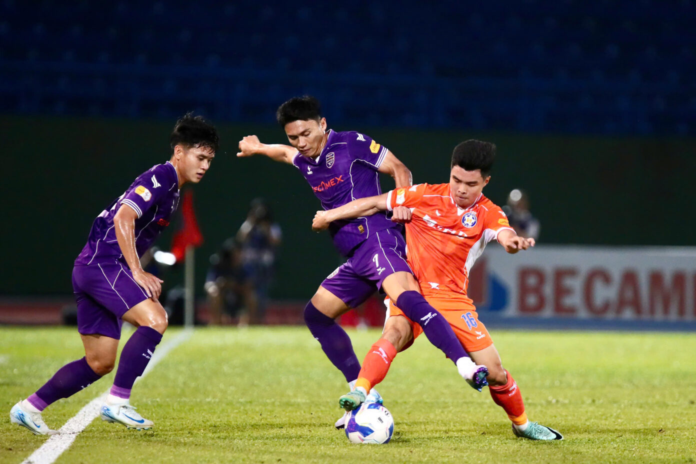 SHB Đà Nẵng (áo cam) đối diện nguy cơ rớt hạng khi vẫn xếp cuối bảng V-League 2024-2025 sau 18 vòng đấu. Ảnh: PHI NÔNG	