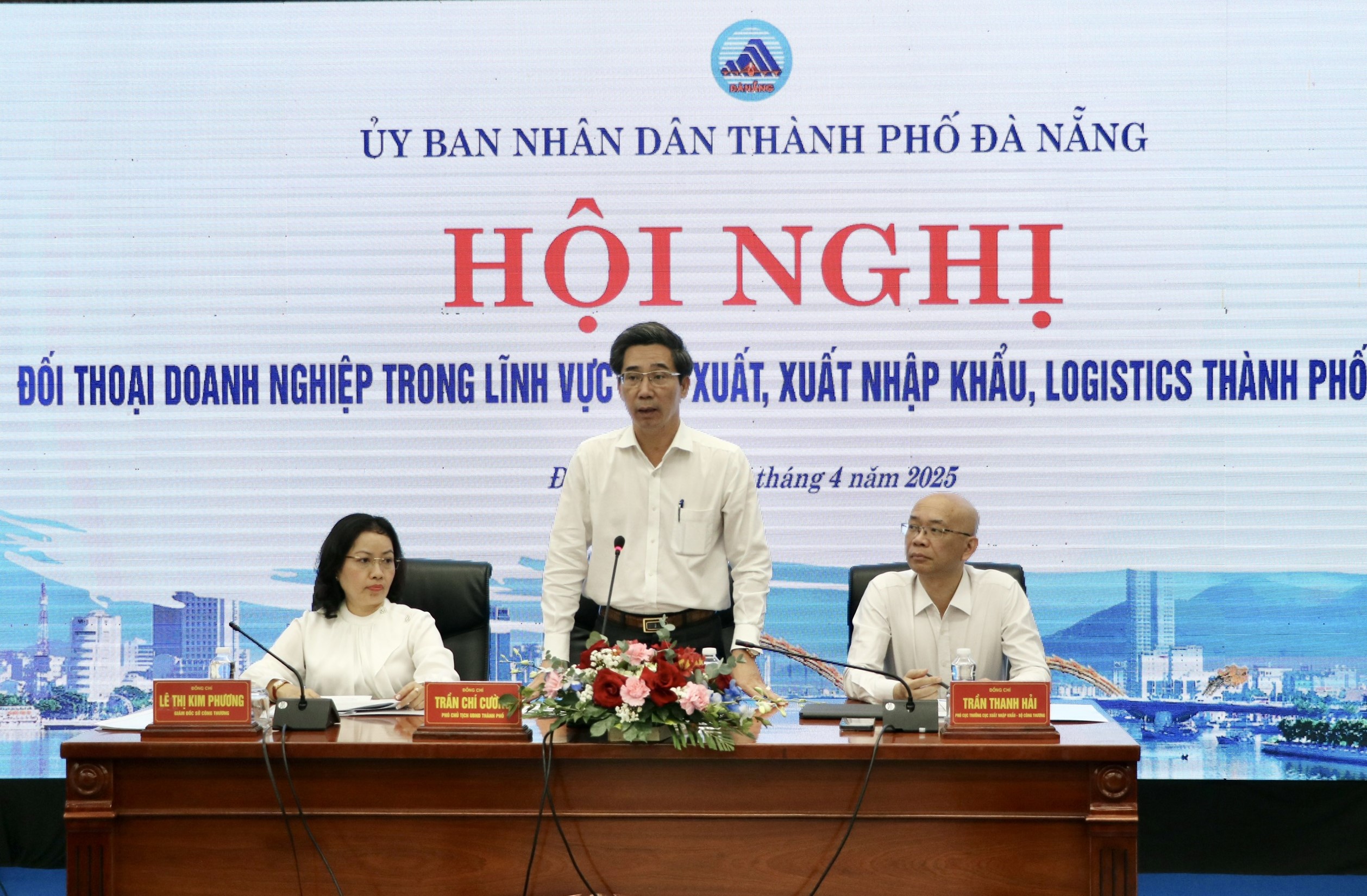 Phó Chủ tịch UBND thành phố Trần Chí Cường (giữa), Phó Cục trưởng Cục Xuất nhập khẩu (Bộ Công Thương) Trần Thanh Hải (bên phải) và Giám đốc Sở Công Thương Lê Thị Kim Phương cùng chủ trì hội nghị. Ảnh: M.QUẾ	