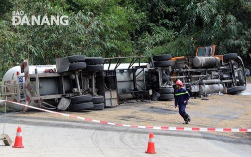 Gas tanker truck overturns - Da Nang Today - News - eNewspaper