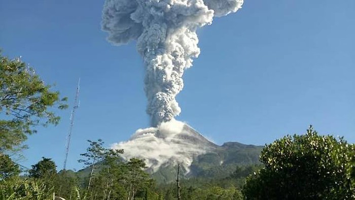 Indonesia: Volcanic eruption triggers aviation warning - Da Nang Today ...