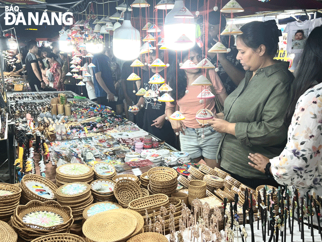 Son Tra Night Market: one of the most visited tourist attractions in Da ...